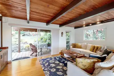 Image de Zen home with fast WiFi, washer/dryer, koi pond & large lanai