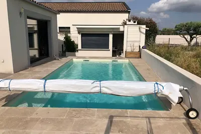 Agréable chambre dans une villa avec piscine
