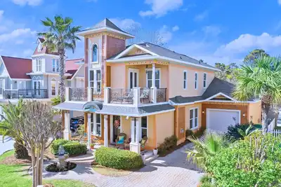 Image de Pet-Friendly 4br Crystal Beach Home | Walk to Beach, Pool & Outdoor Grill