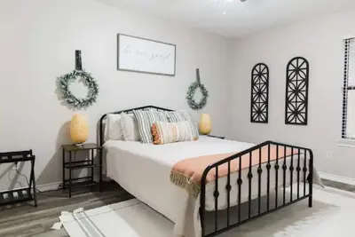 Image de Keyless Entry - Farmhouse - Minutes From Airport