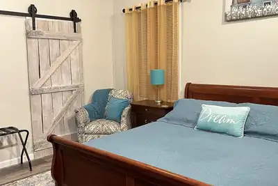 Image de The Loft- second story, 2 bedroom apt with walk out balcony