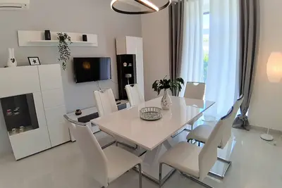 Image de Appartement de luxe avec une grande terrasse, un jardin et un garage privé