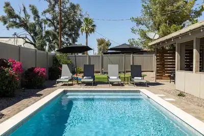 Desert Dream: Dive & Dine by Old Town + Golf!