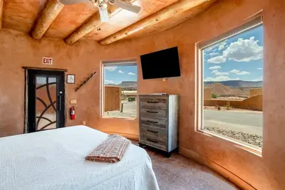 Image de Serene Cliff Dwelling - King Bed, Hot Tub, and Bbq