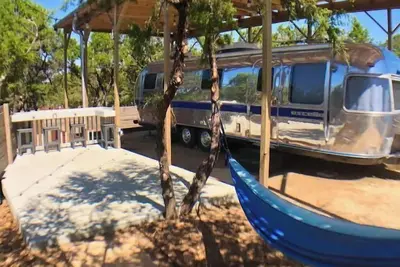 Image de “Steel Magnolia” airstream in gated boutique resort with pool!