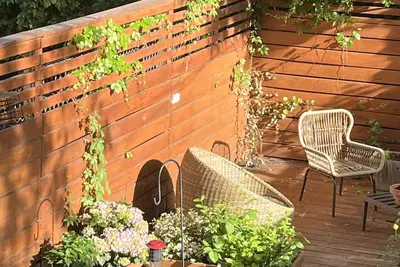 Image de 2-bedroom vacation home with gorgeous back yard five stops to Manhattan