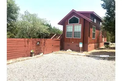 Image de Armadillo cabin in a boutique gated tiny home resort with pool!