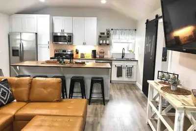 Image de \"Cardinal\" cabin in 2 acre boutique tiny home resort w pool!