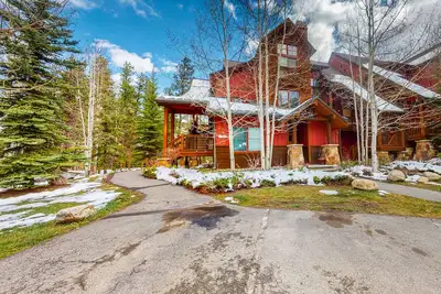 Image de Gorgeous mountain condo with fireplace, scenic balcony, walk-in shower, & W/D