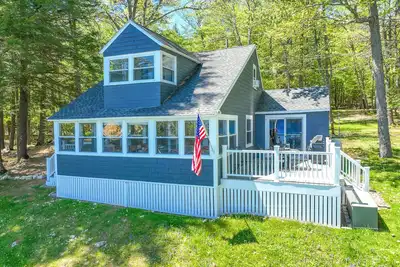 Image de Charming lakefront cottage with a dock, WiFi, & washer/dryer - dogs welcome