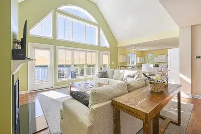 Image de Dog-friendly, lakefront home with private dock, 2 kayaks, decks & game room