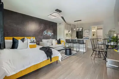 Image de The Ochre | Stylish Studio | 10 Mins Downtown Atx!