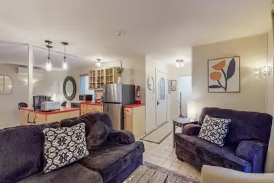 Image de Central guest house with patio & washer/dryer - walk to ocean, shops & dining