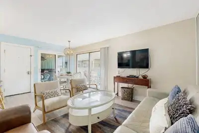 Image de Upgraded beachfront condo with a pool, beach access & washer/dryer