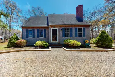 Image de Peaceful cottage with deck, screened porch, grill, & firepit - walk to beach
