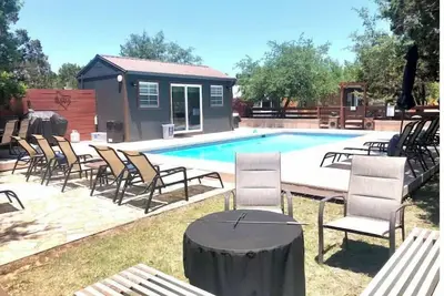 Image de Entire boutique resort! 9 cabins on 2 gated acres with pool!