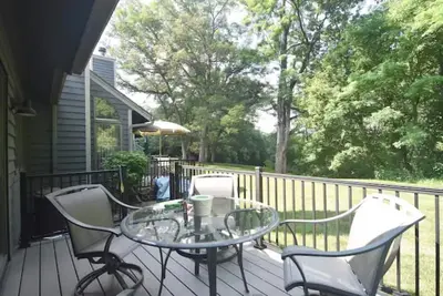 Image de Cozy, privately set townhouse on Golf course