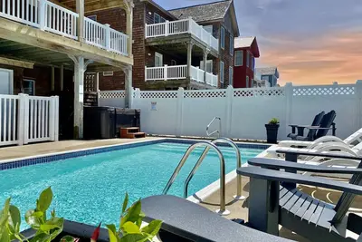 Image de 💥Steps to the Beach🌊Heated Pool Included! Elevator⚓Golf Cart💥Ocean Views!