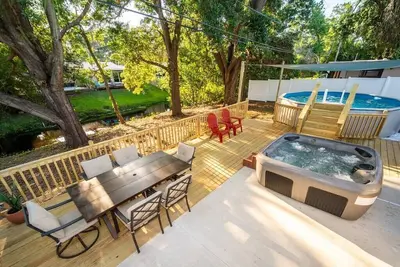 Image de Renovated 4 Br Home. Pool & Hot Tub on a Stream near beaches + ballparks