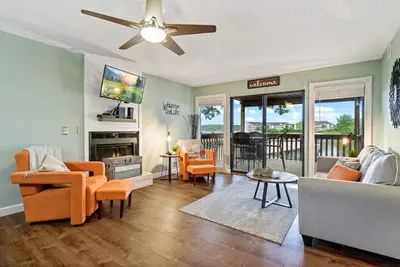 Image de Summer Serenity Waterfront Condo! - Indoor Pool!