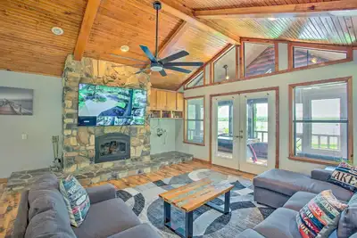 Image de Waterfront Yantis Retreat w/ Deck & Zipline!