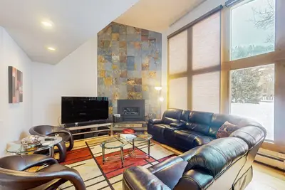 Image de Stunning Modern Condo on Golf Course with Mountain Views - Close to Vail