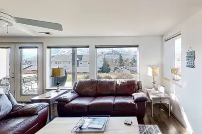 Image de Parfait rez-de-chaussée condo près du lac Chelan w / piscine partagée et un bain à remous