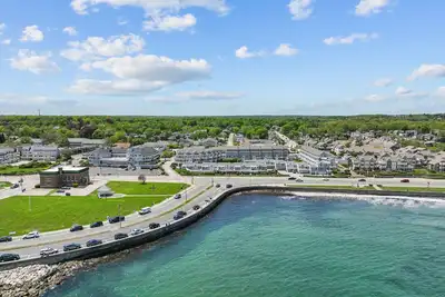 Image de Beautiful Oceanfront Condo steps away from Narragansett Town Beach