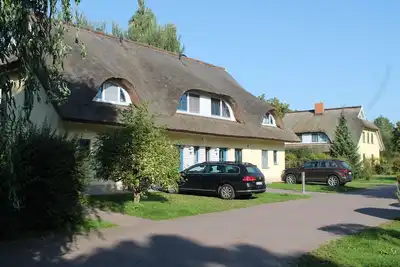 Image de Reetdachhaus Holunder 1 - Ferienhaus Holunder 1 im Feriendorf Puddemin