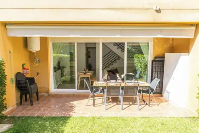 Image de Magnífica duplex renovado con piscina garaje y jardín, frente a la playa de. . .