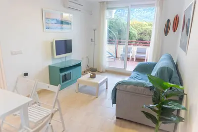 Image de Apartamento renovado con piscina, garaje y vistas, frente a la playa de los C. . .