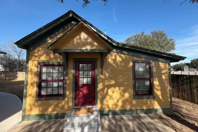 Image de Cozy Cottage Kyle Field calme et privé, à droite dans le quartier historique