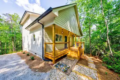 Image de Modern mountain-view retreat with private deck, firepit, grill, fireplace, & W\/D