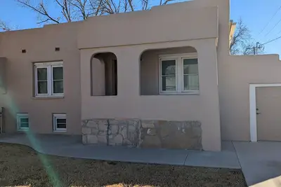 Image de The Jalapeño- Historic Adobe Home in Walkable Area