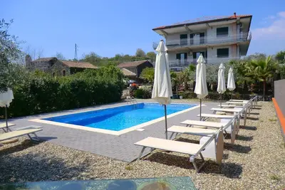 Retraite sicilienne : piscine, jardin et barbecue