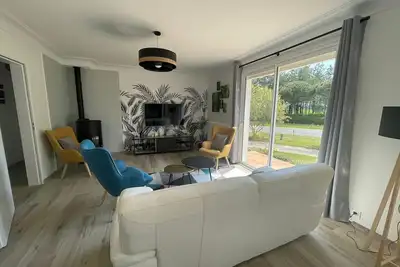 Image de Maison contemporaine rénovée avec étang privé et terrasse, proche plage - 3 chambres, wifi inclus