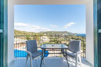 Image de Studios Captain Spiros avec vue sur mer, balcon, climatisation et Wi-Fi.