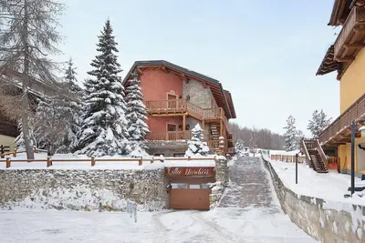 Image de Appartement de vacances 'Tramonto Villa Nordica' près des pistes de ski avec jardin et Wi-Fi.