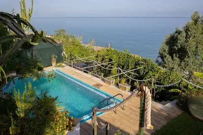 Image de \"Villa Con Piscina Vista Mare\", avec vue sur la mer, piscine et jardin.