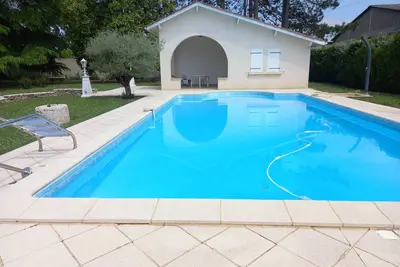 Villa dans un parc de 2600 m2, à 100 m du Lot avec piscine privée couverte
