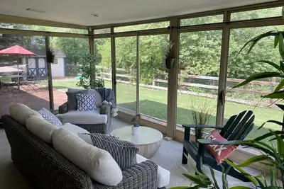 Image de Cheerful three bedroom with stunning sunroom!