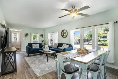 Image de Charming  South Haven Cottage - 5 minute to the beach!