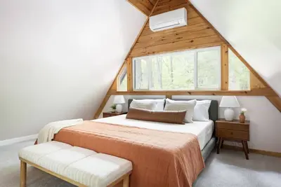 Image de A cozy getaway nestled in the woods of Northern Michigan.