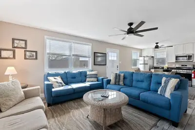 Image de 231 33rd St Unit B (back upper 2nd fl) · 2nd fl Hideaway ★ 2 Block to Beach ★ Parking