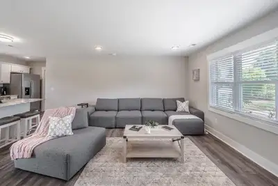 Spacious w/ all King Beds, 15 min from Beach + Downtown, Pup Friendly!