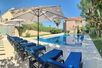 Image de Appartement de vacances avec vue sur la mer, climatisation et piscine