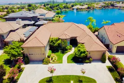 Image de Huge Lakefront Home. Pool. Garage. National Parks