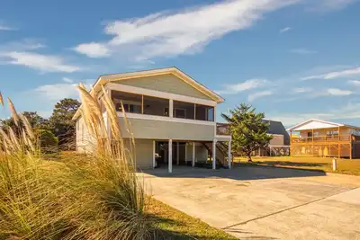 Image de Pet friendly, ocean side cottage only 5 minute walk to beach access!