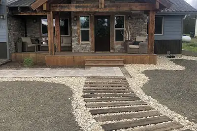 Image de Custom Built Cabin/House Surrounded by Gorgeous Views in Serene Donnelly