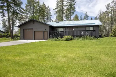 Image de HappyTrailsHideaway-New Hot Tub! Sleeps 12-Near Whitefish *Winter Special*